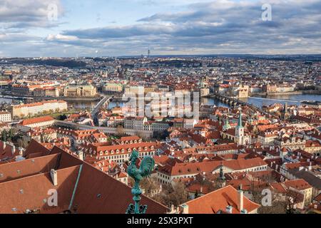 Blick vom Glockenturm des Veitsdoms, Prag, Tschechische Republik, im Winter Stockfoto