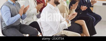 Begeisterung im Büro, Mitarbeiter applaudieren dem Team zum Erfolg des Unternehmens Stockfoto