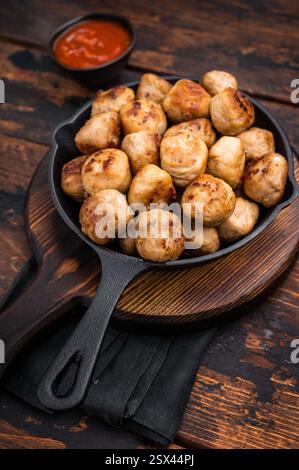 Köstliche Fleischbällchen, Fleischpasteten mit goldener Kruste und zartem Interieur. Isoliert auf hölzernem Hintergrund. Draufsicht. Stockfoto
