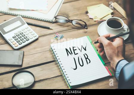 Mann schrieb neuen Jobtext auf Notizbuch mit Schreibwaren und Kaffee auf Holztisch Stockfoto