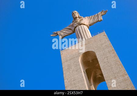 Christus der König, 90 m hohe Statue, inspiriert von der berühmten Statue in Rio de Janeiro, mit Blick auf den Tejo und die Stadt Lissabon, Portugal Stockfoto