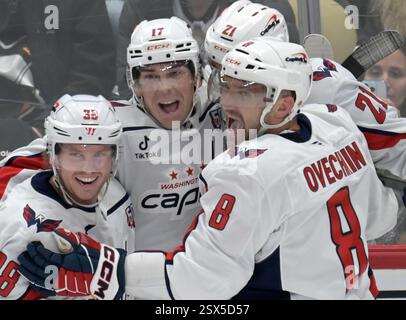 Pittsburgh, Usa. Februar 2025. Alex Ovechkin (8) schließt sich der Feier des Treffers des Washington Capitals Center Aliaksei Protas (21) während der zweiten Periode in der PPG Paintings Arena in Pittsburgh am Samstag, den 22. Februar 2025 an. Foto von Archie Carpenter/UPI. Quelle: UPI/Alamy Live News Stockfoto