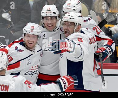 Pittsburgh, Usa. Februar 2025. Alex Ovechkin (8) schließt sich der Feier des Treffers des Washington Capitals Center Aliaksei Protas (21) während der zweiten Periode in der PPG Paintings Arena in Pittsburgh am Samstag, den 22. Februar 2025 an. Foto von Archie Carpenter/UPI. Quelle: UPI/Alamy Live News Stockfoto