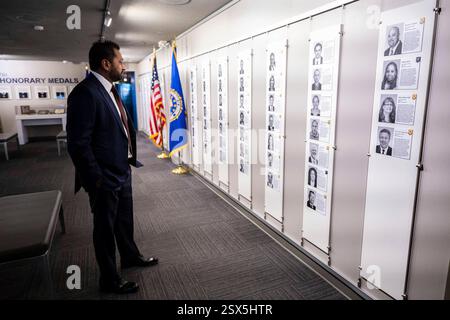 Washington, Usa. Februar 2025. Kash Patel zollt seinen Respekt an der Wall of Honor, in Gedenken an FBI-Agenten, die ihr Leben im Dienst des FBI-Hauptquartiers verloren haben, 21. Februar 2025 in Washington, DC Patel wurde als neunter Direktor des Federal Bureau of Investigation vereidigt. Credit: Handout/FBI Photo/Alamy Live News Stockfoto