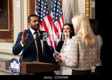 Washington, Usa. Februar 2025. Kash Patel, rechts, wird als neuer Direktor des FBI von Generalstaatsanwalt Pam Bondi vereidigt, rechts, als seine Freundin Alexis Wilkins, Mitte, während einer Zeremonie im Indian Treaty Room des Eisenhower Executive Office Building im Weißen Haus zusieht, 21. Februar 2025 in Washington, DC Credit: Handout/FBI Photo/Alamy Live News Stockfoto