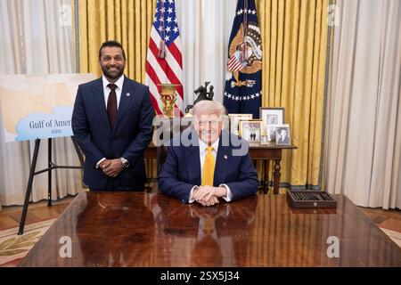 Washington, Usa. Februar 2025. U. US-Präsident Donald Trump posiert mit dem neuen FBI-Direktor Kash Patel im Oval Office des Weißen Hauses, 21. Februar 2025 in Washington, DC Credit: Daniel Torok/White House Photo/Alamy Live News Stockfoto