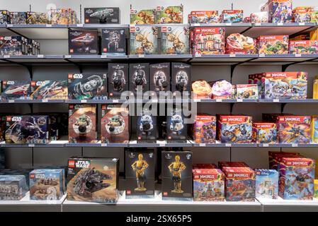LEGO Spielzeugsets im Regal im Laden Stockfoto