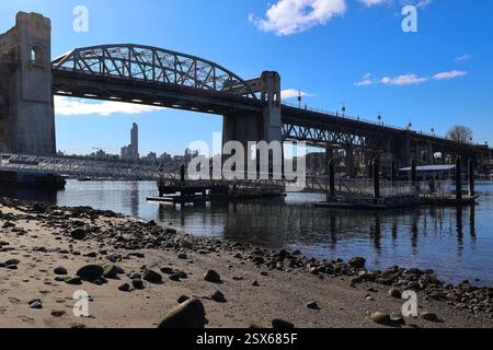 Burrard Bridge mit dem Fußweg zum Aquabus & False Creek Fährenstopp entlang False Creek, Vancouver, BC. Stockfoto