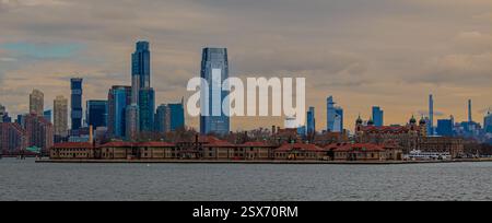 Ellis Island New York Harbor mit Manhattan Skyline New York City Stockfoto