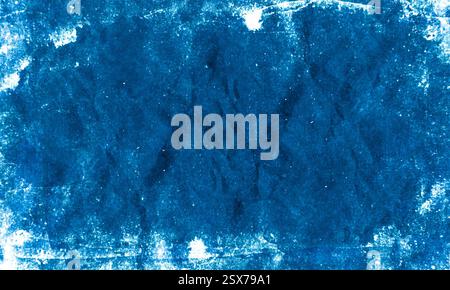 Blauer Texturhintergrund. Blue Grunge. Alte zerrissene Poster Grunge Textur Hintergrund gefaltet zerknittert Papier Hintergrund Plakat Oberfläche städtische Straße Stockfoto