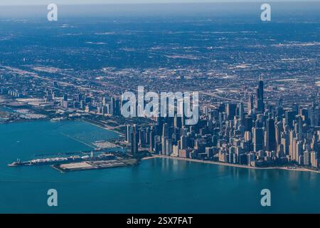 Chicago, Illinois - aus der Vogelperspektive auf die Skyline von Downtown Chicago, Navy Pier, Lakeshore Drive und Lake Michigan Stockfoto