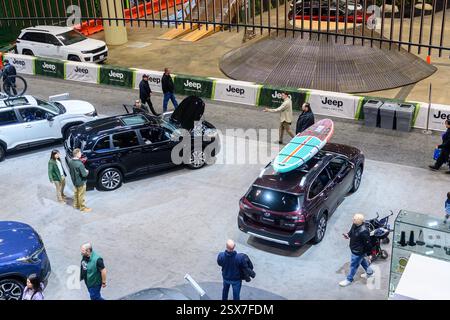 Toronto, ON, Kanada - 14. Februar 2025: Blick von oben im Showroom der Canadian International AutoShow 2025. Stockfoto