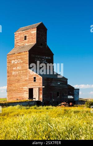 Großes rotes Gebäude mit einem Schild mit der Aufschrift 'Pool' drauf. Das Gebäude ist alt und verlassen Stockfoto