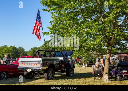 Eine US-Flagge wird über einem grauen Chevrolet Blazer aus dem Jahr 1969 gehisst, der auf einer Autoshow im Riverside Gardens Park in Leo-Cedarville, Indiana, USA, ausgestellt wird. Stockfoto