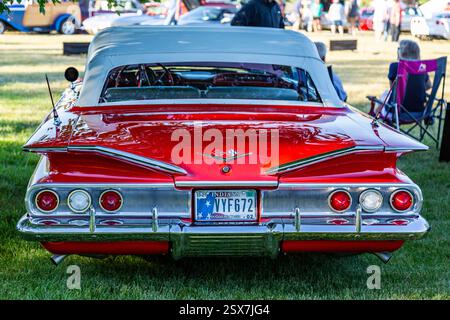 Ein rotes 1960er Chevrolet Impala Cabriolet auf einer Autoausstellung im Riverside Gardens Park in Leo-Cedarville, Indiana, USA. Stockfoto