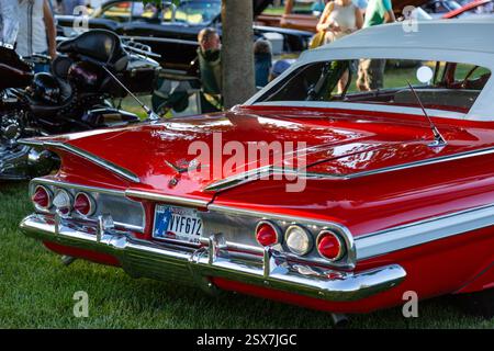 Ein rotes 1960er Chevrolet Impala Cabriolet auf einer Autoausstellung im Riverside Gardens Park in Leo-Cedarville, Indiana, USA. Stockfoto