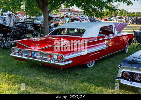 Ein rotes 1960er Chevrolet Impala Cabriolet auf einer Autoausstellung im Riverside Gardens Park in Leo-Cedarville, Indiana, USA. Stockfoto