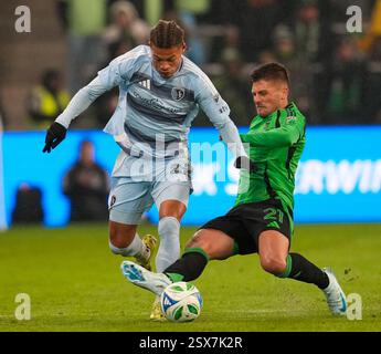 Austin, Texas, USA. Februar 2025. Austin FC-Stürmer DIEGO RUBIO (21) setzt am 22. Februar 2025 in Austin (Texas) gegen den Sporting Kansas City Verteidiger ZORHAN BASSONG (22) in der zweiten Hälfte eines Major League Soccer Matches zwischen Austin FC und Sporting Kansas City an. Austin FC gewann mit 1:0. (Kreditbild: © Scott Coleman/ZUMA Press Wire) NUR REDAKTIONELLE VERWENDUNG! Nicht für kommerzielle ZWECKE! Stockfoto