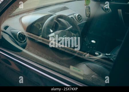 Cremona, Italien 9. Februar 2025 Innenansicht eines schwarzen Nissan Qashqai in Cremona, Italien, mit Details des Armaturenbretts und Ledersitzen Stockfoto