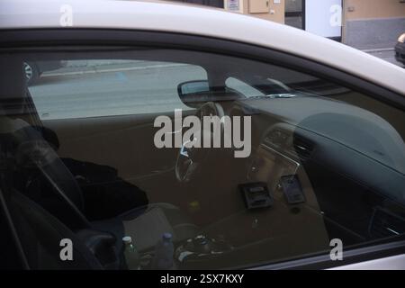 Cremona, Italien 9. Februar 2025 White Nissan Leaf Acenta parkt in Cremona, Lombardei, Italien, mit einem Blick auf die Innenausstattung und das Armaturenbrett Stockfoto