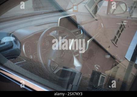Cremona, Italien, 9. Februar 2025 Innenansicht eines dr Motor dr5 suv durch die Windschutzscheibe, mit Details des Armaturenbretts in Cremona, Italien Stockfoto