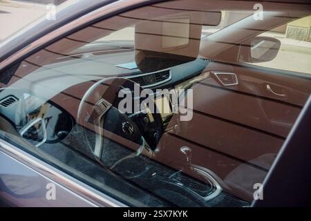 Cremona, Italien am 9. Februar 2025 parkte der graue Nissan Qashqai in Cremona, Italien, mit Armaturenbrett und Lenkrad durch das Fenster Stockfoto