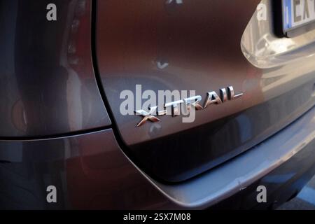 Cremona, Italien, 9. Februar 2025 Nahaufnahme des Nissan X Trail Logos, das die Markenidentität dieses beliebten SUV-Modells zeigt Stockfoto