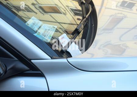 Cremona, Italien 9. Februar 2025 Parkschein unter dem Scheibenwischer eines silbernen Autos, das in Cremona, Italien, parkt Stockfoto