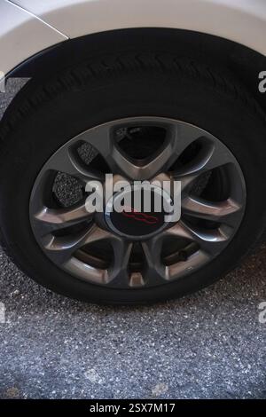 Cremona, Italien, 9. Februar 2025 Detail eines Fiat 500 Laufrads mit sichtbarem Fiat-Logo, das auf einer Asphaltstraße in Cremona, Italien, geparkt wurde Stockfoto