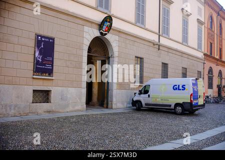 Cremona, Italien 9. Februar 2025 Weißer Fiat Ducato Van mit GLS-Lackierung, der in der Nähe des Palazzo Affaitati Palastes in Cremona, Italien, geparkt ist Stockfoto