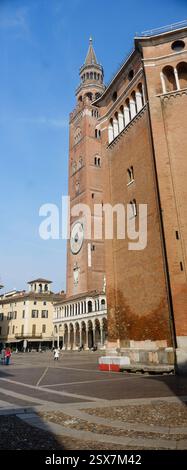 Cremona, Italien 9. Februar 2025 Torrazzo von Cremona, der berühmte mittelalterliche Glockenturm, dominiert die Piazza del Comune mit seiner imposanten Höhe und seiner faszinierenden Architektur Stockfoto
