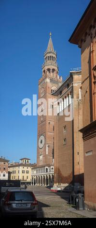 Cremona, Italien 9. Februar 2025 Volvo V70 Kombi parkt in der Nähe der Metropolitan Cathedral of Saint Peter mit Ghirlandina-Turm in Cremona, Lomb Stockfoto