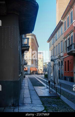 Cremona, Italien, 9. Februar 2025, in einer engen Straße im Stadtzentrum wurden Sonnenschirme geschlossen Stockfoto