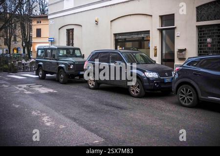 Cremona, Italien, 9. Februar 2025 parkte Autos auf einer Stadtstraße, ein Land Rover Defender, ein Suzuki Grand Vitara und ein Mazda CX 3 Stockfoto
