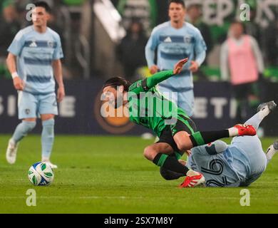 Austin, Texas, USA. Februar 2025. Austin FC Mittelfeldspieler ILIE SANCHEZ (6) fällt nach einer Kollision mit dem sportlichen Mittelfeldspieler ERIK THOMMY (26) aus Kansas City während der zweiten Hälfte eines Major League Soccer-Spiels zwischen Austin FC und Sporting Kansas City am 22. Februar 2025 in Austin, Texas. Austin FC gewann mit 1:0. (Kreditbild: © Scott Coleman/ZUMA Press Wire) NUR REDAKTIONELLE VERWENDUNG! Nicht für kommerzielle ZWECKE! Stockfoto