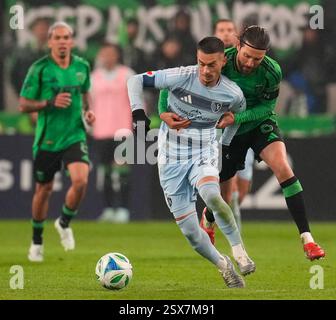 Austin, Texas, USA. Februar 2025. Der Mittelfeldspieler ERIK THOMMY (26) von Sporting Kansas City spielt gegen den Mittelfeldspieler ILIE SANCHEZ (6) von Austin FC während der zweiten Hälfte eines Major League Soccer Matches zwischen Austin FC und Sporting Kansas City am 22. Februar 2025 in Austin, Texas. Austin FC gewann mit 1:0. (Kreditbild: © Scott Coleman/ZUMA Press Wire) NUR REDAKTIONELLE VERWENDUNG! Nicht für kommerzielle ZWECKE! Stockfoto