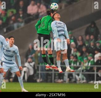 Austin, Texas, USA. Februar 2025. Austin FC Mittelfeldspieler ILIE SANCHEZ (6) springt in der ersten Hälfte eines Major League Soccer-Spiels zwischen Austin FC und Sporting Kansas City am 22. Februar 2025 in Austin, Texas, gegen den sportlichen Mittelfeldspieler MEMO RODRIGUEZ (8). Austin FC gewann mit 1:0. (Kreditbild: © Scott Coleman/ZUMA Press Wire) NUR REDAKTIONELLE VERWENDUNG! Nicht für kommerzielle ZWECKE! Stockfoto