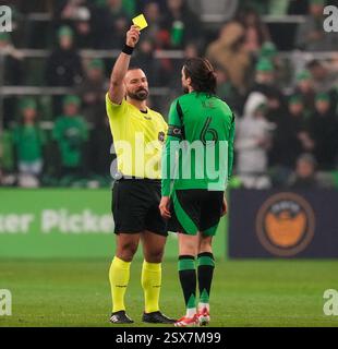 Austin, Texas, USA. Februar 2025. Schiedsrichter CHRIS PENSO zeigt eine gelbe Karte für den Mittelfeldspieler ILIE SANCHEZ (6) des Austin FC während der zweiten Hälfte eines Major League Soccer Matches zwischen Austin FC und Sporting Kansas City am 22. Februar 2025 in Austin, Texas. Austin FC gewann mit 1:0. (Kreditbild: © Scott Coleman/ZUMA Press Wire) NUR REDAKTIONELLE VERWENDUNG! Nicht für kommerzielle ZWECKE! Stockfoto