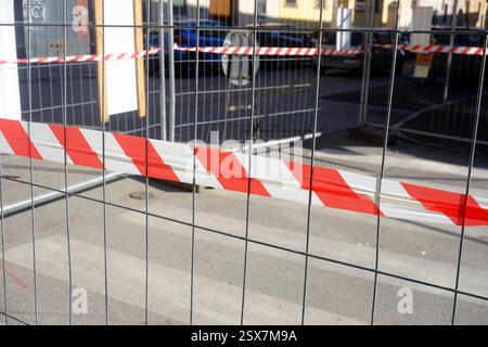Cremona, Italien 9. Februar 2025 Rot-weiß gestreiftes Sicherheitsband zur Sicherung eines umzäunten Stadtgebiets, das auf eingeschränkten Zugang und potenzielle Gefahren hinweist Stockfoto