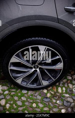 Cremona, Italien, 9. Februar 2025 Detail eines Audi Felgens, das auf einer nassen Kopfsteinpflasterstraße geparkt wurde und das Reifenprofil und die Leichtmetallfelge zeigt Stockfoto