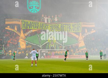 Austin, Texas, USA. Februar 2025. Die Fans des Austin FC erheben einen tifo, während die Spieler am 22. Februar 2025 in Austin, Texas, das Spiel der Major League Soccer zwischen Austin FC und Sporting Kansas City starten. Austin FC gewann mit 1:0. (Kreditbild: © Scott Coleman/ZUMA Press Wire) NUR REDAKTIONELLE VERWENDUNG! Nicht für kommerzielle ZWECKE! Stockfoto