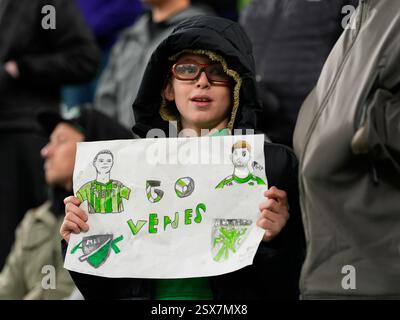 Austin, Texas, USA. Februar 2025. Am Eröffnungswochenende der Major League Soccer tritt ein Fan des Austin FC gegen die kalten Temperaturen an, als er am 22. Februar 2025 in Austin, Texas, gegen das Sporting Kansas City antrat. Austin FC gewann mit 1:0. (Kreditbild: © Scott Coleman/ZUMA Press Wire) NUR REDAKTIONELLE VERWENDUNG! Nicht für kommerzielle ZWECKE! Stockfoto
