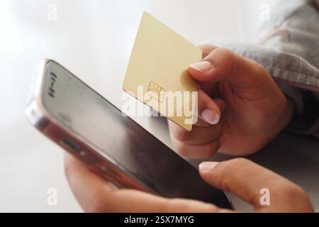 Frau mit Smartphone und Kreditkarte für Online-Shopping Stockfoto