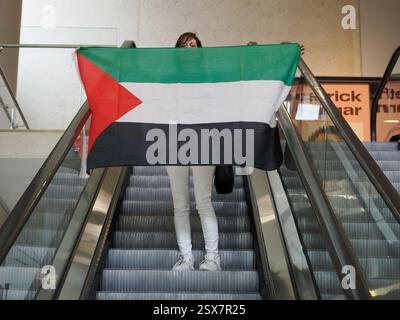 Canberra, Australien. Februar 2025. National Gallery of Austeralia (NGA). In der National Gallery of Australia (NGA) protestieren Sie gegen die Zensur von palästinensischen Flaggen auf einem indigenen Kunstwerk. Link zum Guardian-artikel: https://www.theguardian.com/australia-news/2025/feb/21/national-gallery-of-australia-says-it-covered-palestinian-flags-on-tapestry-after-security-assessment-ntwnfb Credit: Leo Bild/Alamy Live News Stockfoto