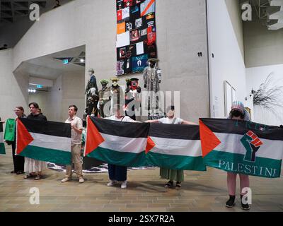 Canberra, Australien. Februar 2025. National Gallery of Austeralia (NGA). In der National Gallery of Australia (NGA) protestieren Sie gegen die Zensur von palästinensischen Flaggen auf einem indigenen Kunstwerk. Link zum Guardian-artikel: https://www.theguardian.com/australia-news/2025/feb/21/national-gallery-of-australia-says-it-covered-palestinian-flags-on-tapestry-after-security-assessment-ntwnfb Credit: Leo Bild/Alamy Live News Stockfoto