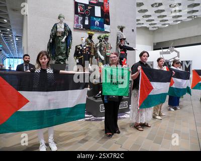 Canberra, Australien. Februar 2025. National Gallery of Austeralia (NGA). In der National Gallery of Australia (NGA) protestieren Sie gegen die Zensur von palästinensischen Flaggen auf einem indigenen Kunstwerk. Link zum Guardian-artikel: https://www.theguardian.com/australia-news/2025/feb/21/national-gallery-of-australia-says-it-covered-palestinian-flags-on-tapestry-after-security-assessment-ntwnfb Credit: Leo Bild/Alamy Live News Stockfoto