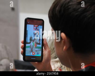 Canberra, Australien. Februar 2025. National Gallery of Austeralia (NGA). In der National Gallery of Australia (NGA) protestieren Sie gegen die Zensur von palästinensischen Flaggen auf einem indigenen Kunstwerk. Link zum Guardian-artikel: https://www.theguardian.com/australia-news/2025/feb/21/national-gallery-of-australia-says-it-covered-palestinian-flags-on-tapestry-after-security-assessment-ntwnfb Credit: Leo Bild/Alamy Live News Stockfoto