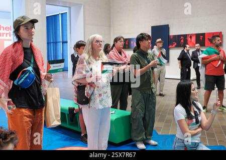 Canberra, Australien. Februar 2025. National Gallery of Austeralia (NGA). In der National Gallery of Australia (NGA) protestieren Sie gegen die Zensur von palästinensischen Flaggen auf einem indigenen Kunstwerk. Link zum Guardian-artikel: https://www.theguardian.com/australia-news/2025/feb/21/national-gallery-of-australia-says-it-covered-palestinian-flags-on-tapestry-after-security-assessment-ntwnfb Credit: Leo Bild/Alamy Live News Stockfoto