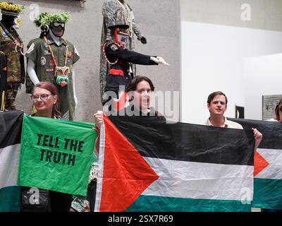 Canberra, Australien. Februar 2025. National Gallery of Austeralia (NGA). In der National Gallery of Australia (NGA) protestieren Sie gegen die Zensur von palästinensischen Flaggen auf einem indigenen Kunstwerk. Link zum Guardian-artikel: https://www.theguardian.com/australia-news/2025/feb/21/national-gallery-of-australia-says-it-covered-palestinian-flags-on-tapestry-after-security-assessment-ntwnfb Credit: Leo Bild/Alamy Live News Stockfoto