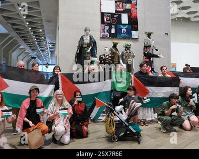 Canberra, Australien. Februar 2025. National Gallery of Austeralia (NGA). In der National Gallery of Australia (NGA) protestieren Sie gegen die Zensur von palästinensischen Flaggen auf einem indigenen Kunstwerk. Link zum Guardian-artikel: https://www.theguardian.com/australia-news/2025/feb/21/national-gallery-of-australia-says-it-covered-palestinian-flags-on-tapestry-after-security-assessment-ntwnfb Credit: Leo Bild/Alamy Live News Stockfoto
